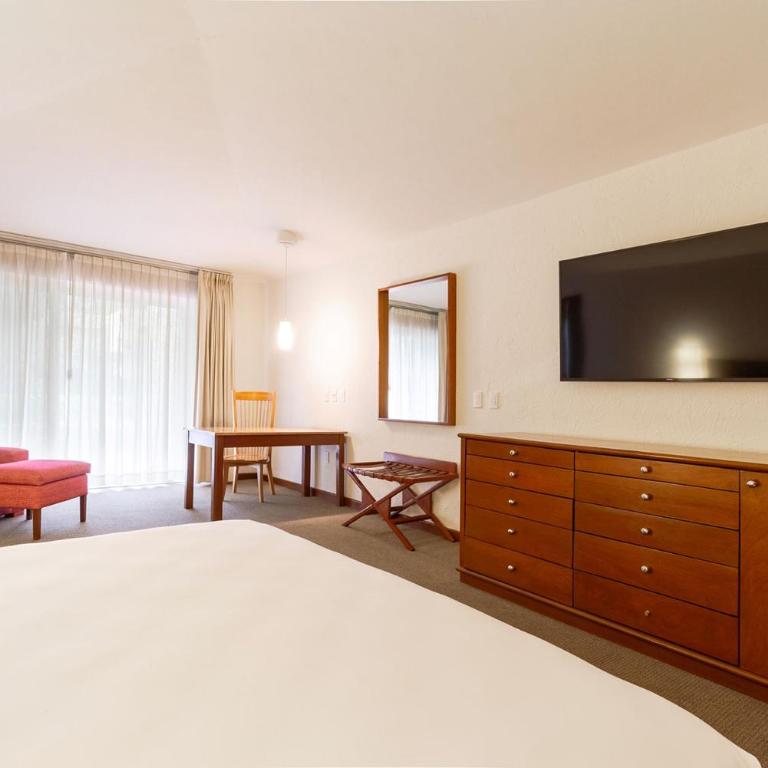 Camino Real Guadalajara - Alojamiento Camino Real Club con cama extragrande y desayuno incluido solo para adultos - 1