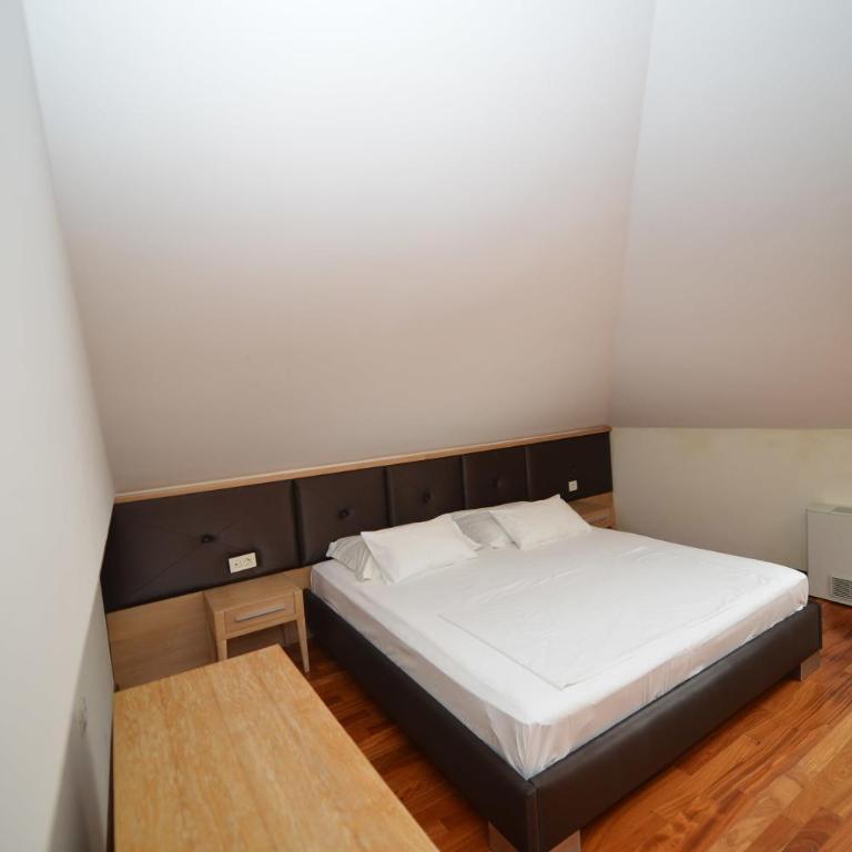 Vila Nikčević - Double Room with Pool View - 4