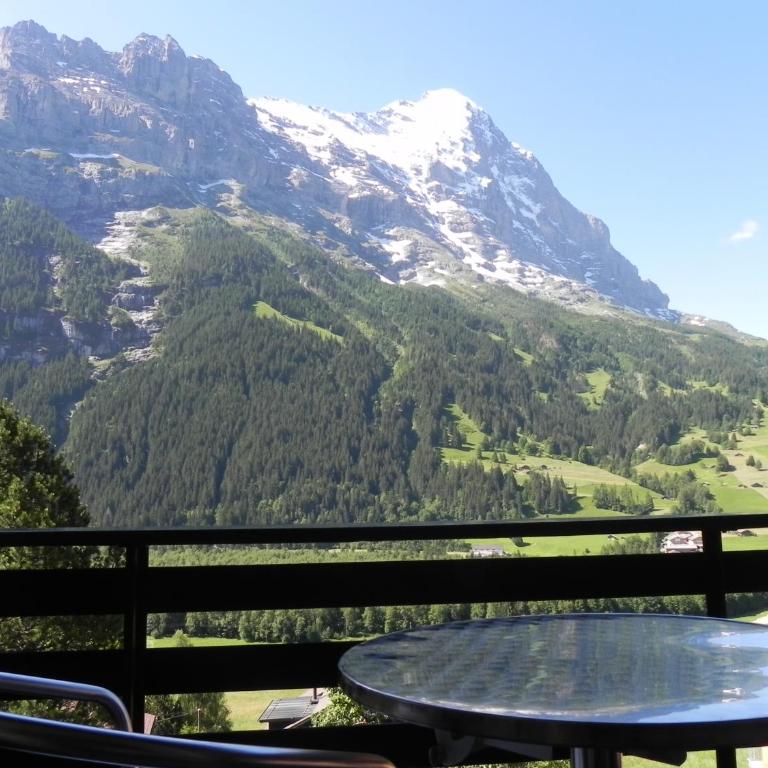 Hotel Tschuggen - Doppelzimmer mit Balkon und Blick auf den Eiger - 2