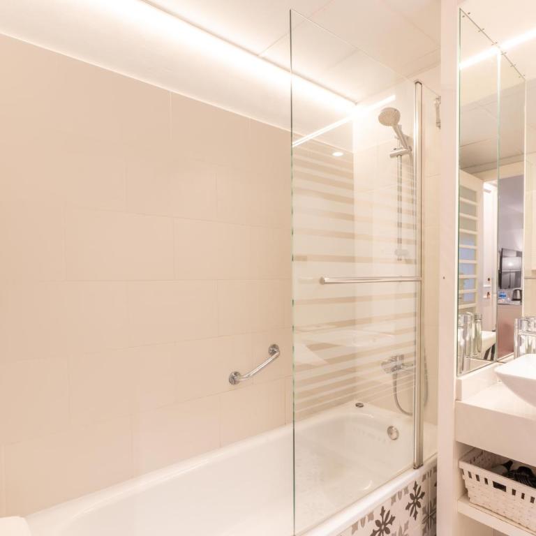 Serennia Fira Gran Via Exclusive Rooms - Habitación Doble Deluxe - 7