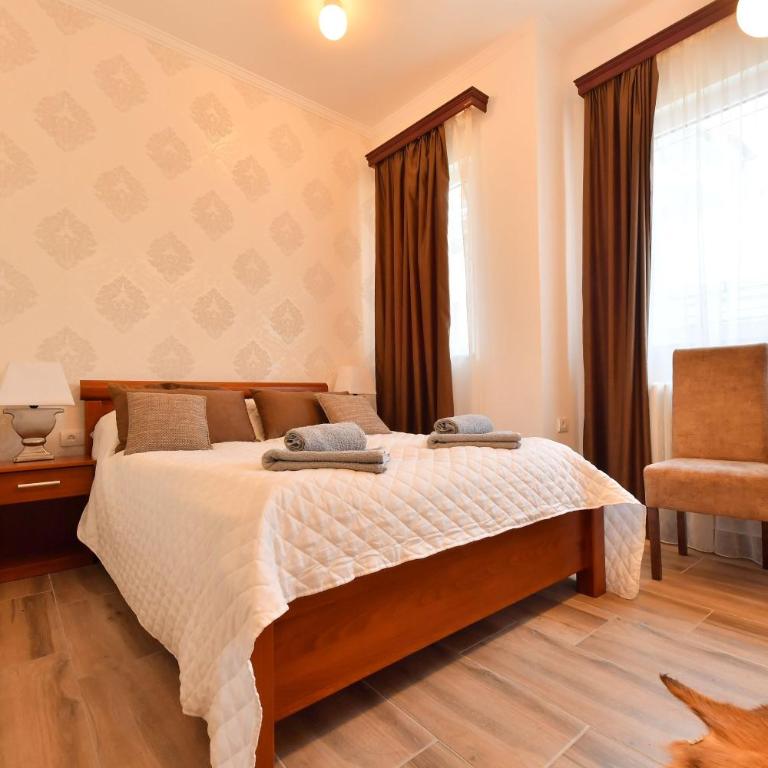 Prenoćište Dvorište - Deluks Dvokrevetna Soba s Bračnim Krevetom (2 odrasle osobe + 1 dete) - 3