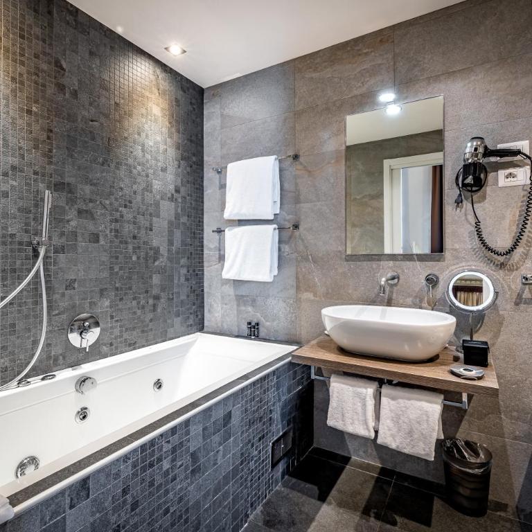 Palazzo Alfieri - Place of Charme - Suite Prestige con Vista Fiume - 5