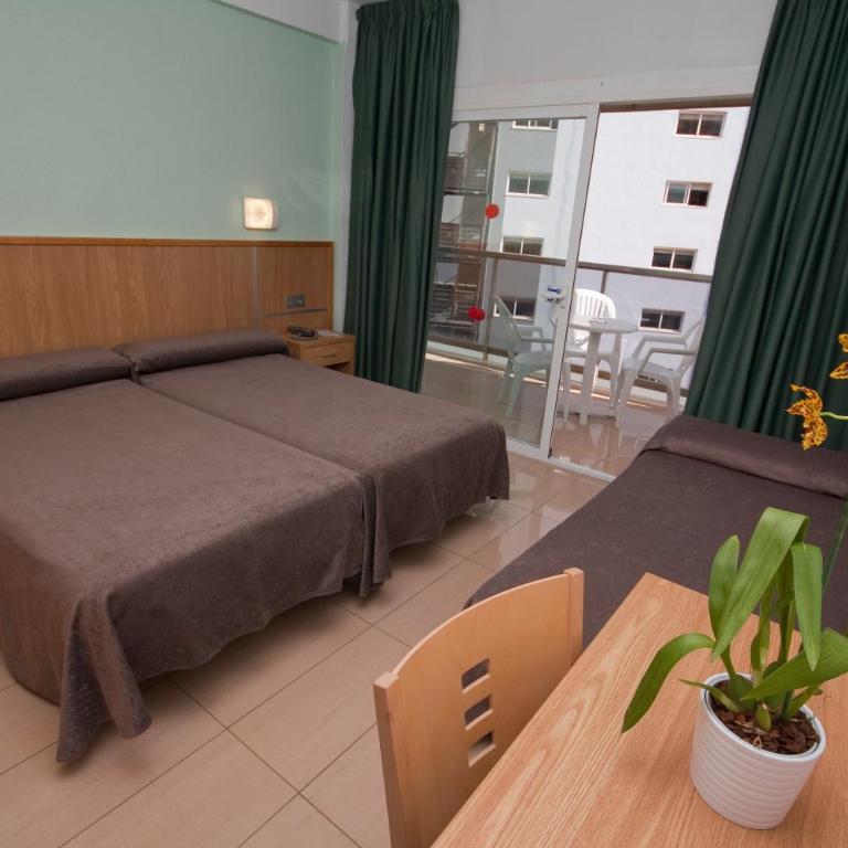 Hotel Perla - Habitación Doble con cama supletoria - 2 camas - 1