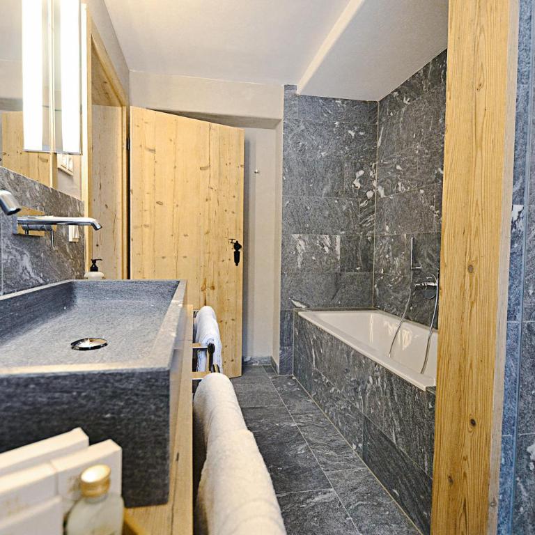 Staudacherhof in Garmisch-Partenkirchen I Blick aufs Zugspitzmassiv I einzigartige Bayurvida Küche - Suite - Nebengebäude - 4