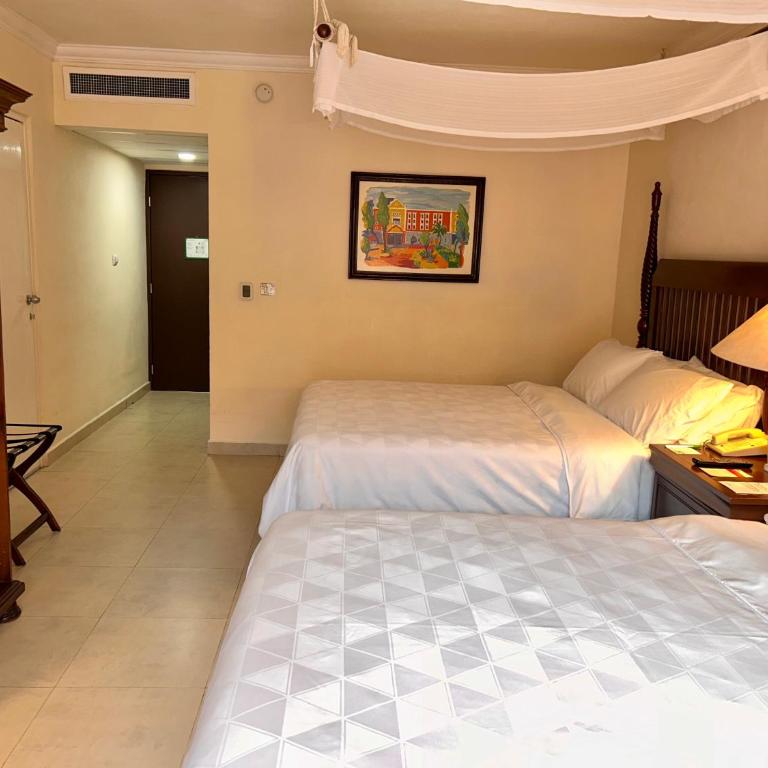 Holiday Inn Merida by IHG - Standard Double Room with Two Double Beds - 5