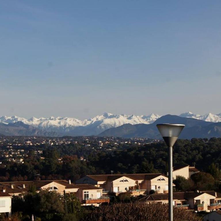 Charmant 2p au calme, jardin, piscine, vue panoramique et stationnement - Appartement 1 Chambre - 18