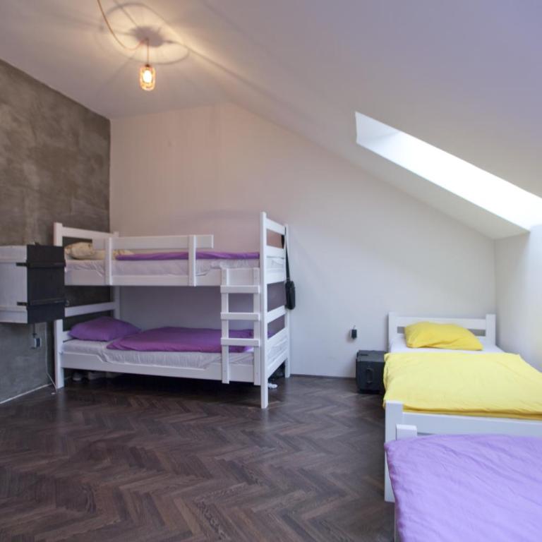 Hostel Fair and Square - Krevet u 6-Krevetnoj Mešovitoj Spavaonici sa Sopstvenim Spoljnim Kupatilom - 8