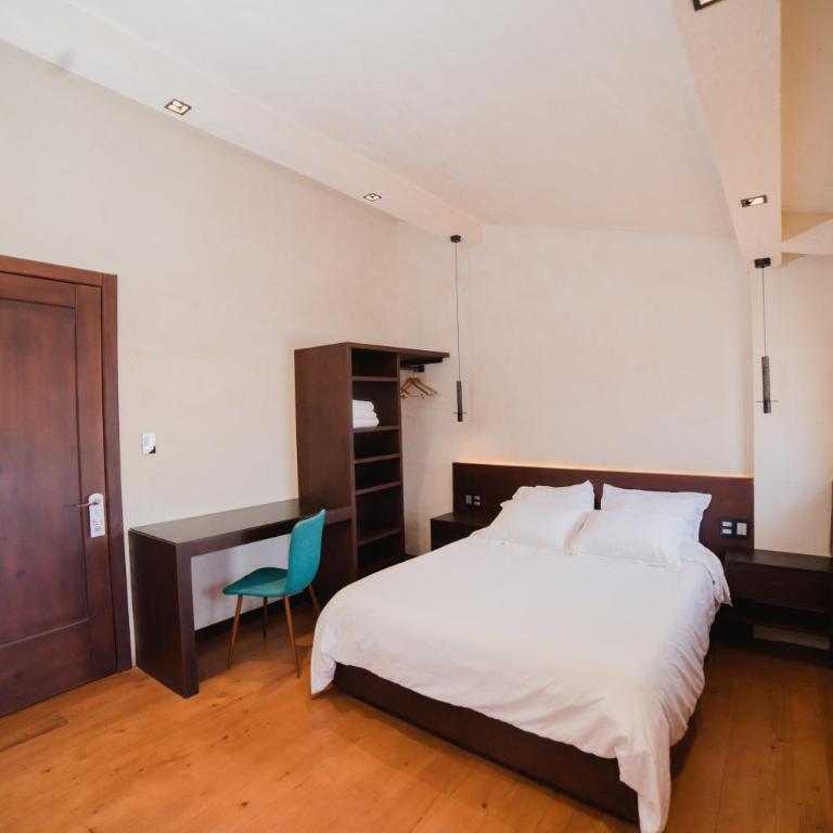 Puerta Vieja Hostel - Deluxe King Room - 5