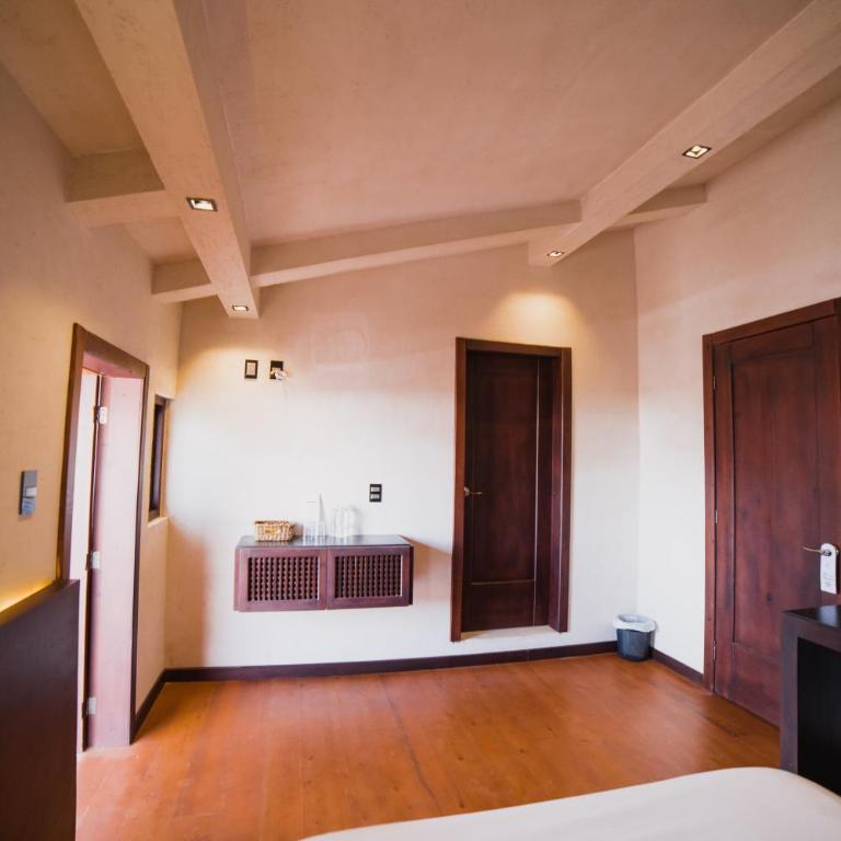Puerta Vieja Hostel - Deluxe King Room - 3