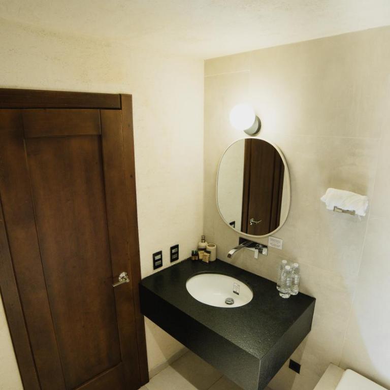 Puerta Vieja Hostel - Deluxe King Room - 7