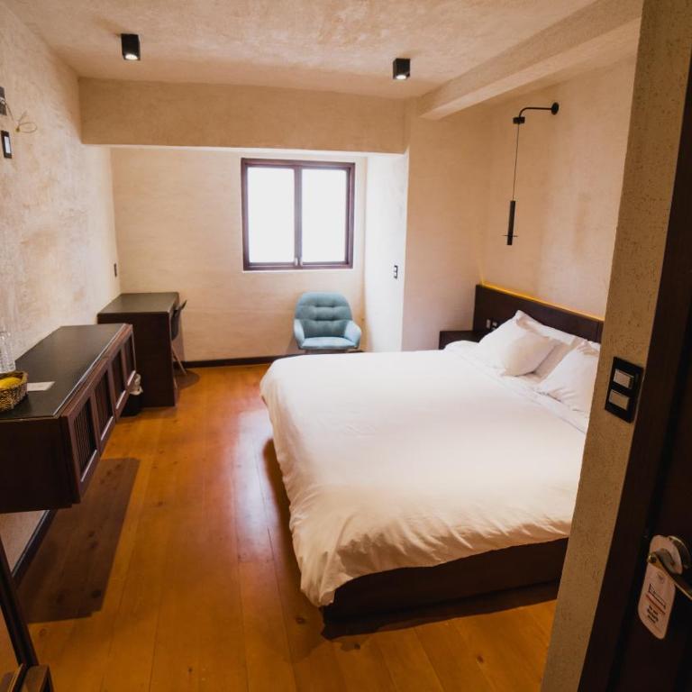 Puerta Vieja Hostel - Deluxe King Room - 9