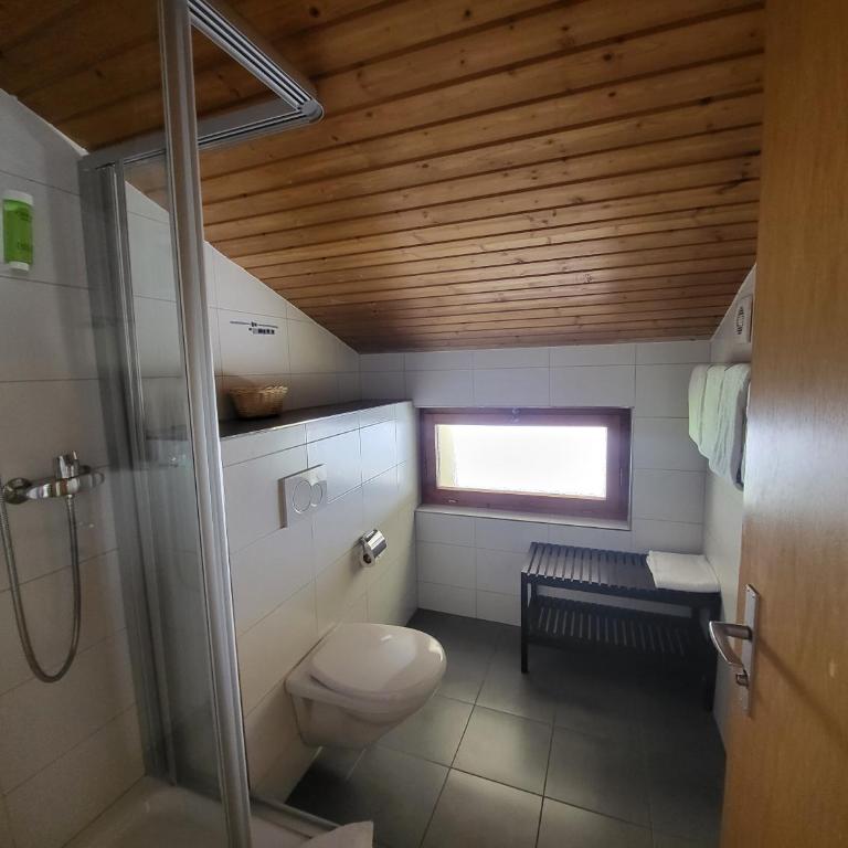 Pension Heino - Familienzimmer (2 Erwachsene + 3 Kinder) - 1