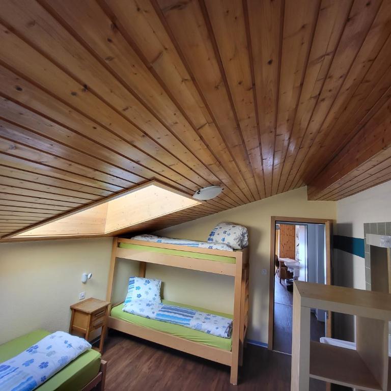 Pension Heino - Familienzimmer (2 Erwachsene + 3 Kinder) - 3