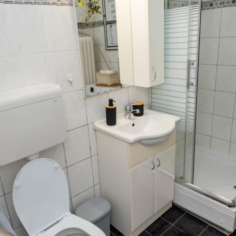 Sweet House Parlament - Three-Bedroom Apartment - 33