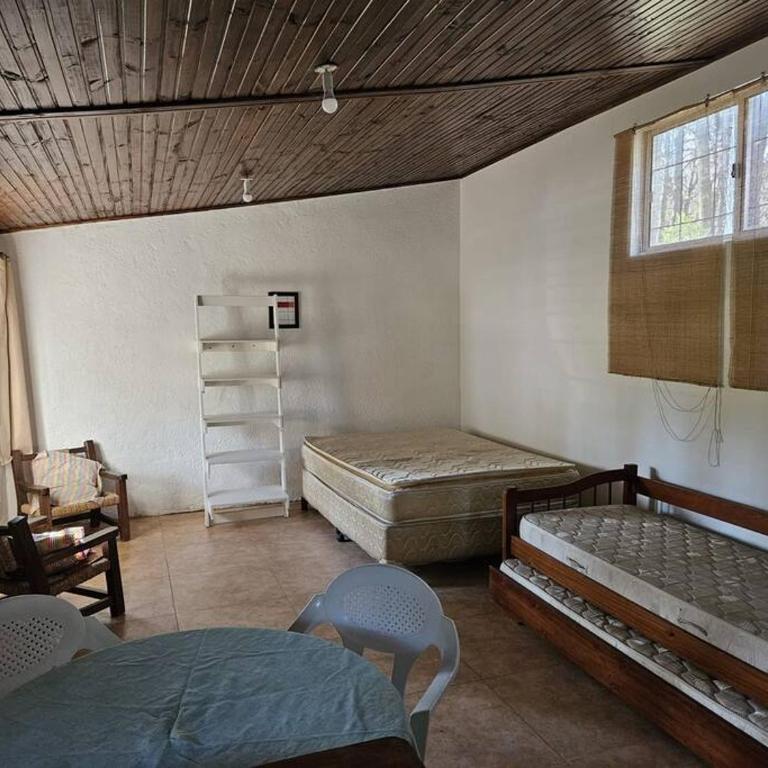 Bosque y playa en Jaureguiberry. Cabaña monoambiente para 4 personas - One-Bedroom House - 10