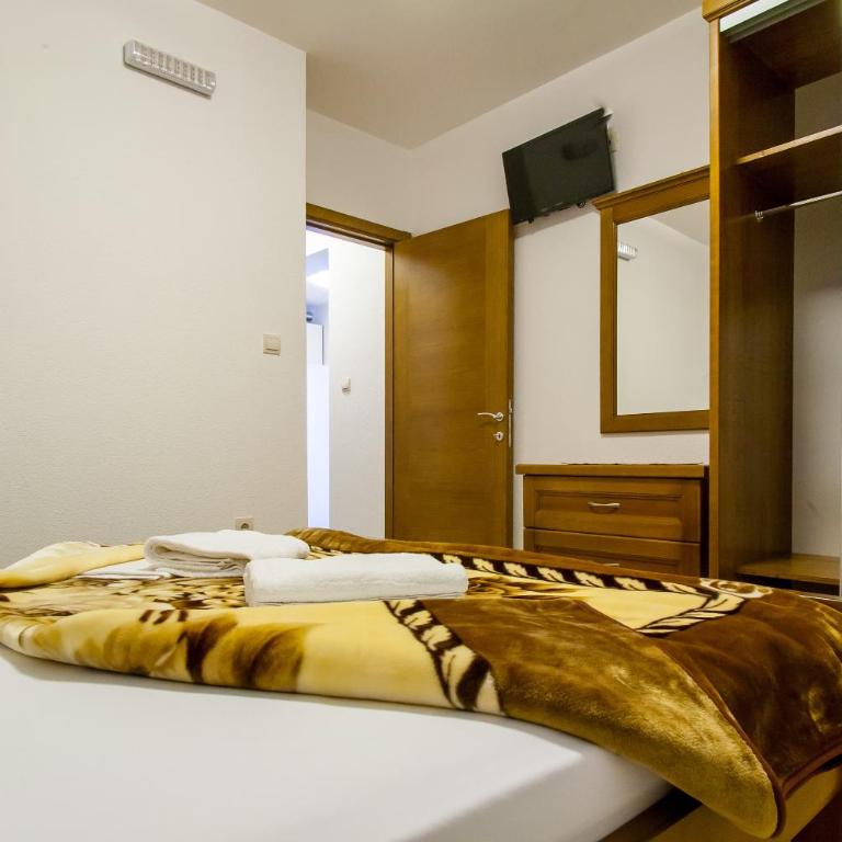 Apartments Ljubica - Two-Bedroom Apartment - 19