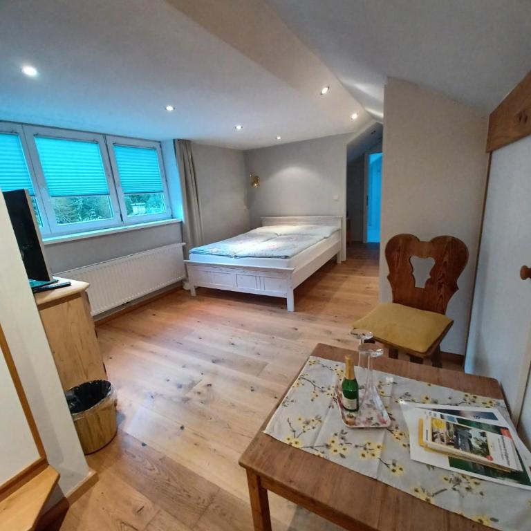 Villa Romy - 3 Gästezimmer - Doppelzimmer mit Bergblick - 10