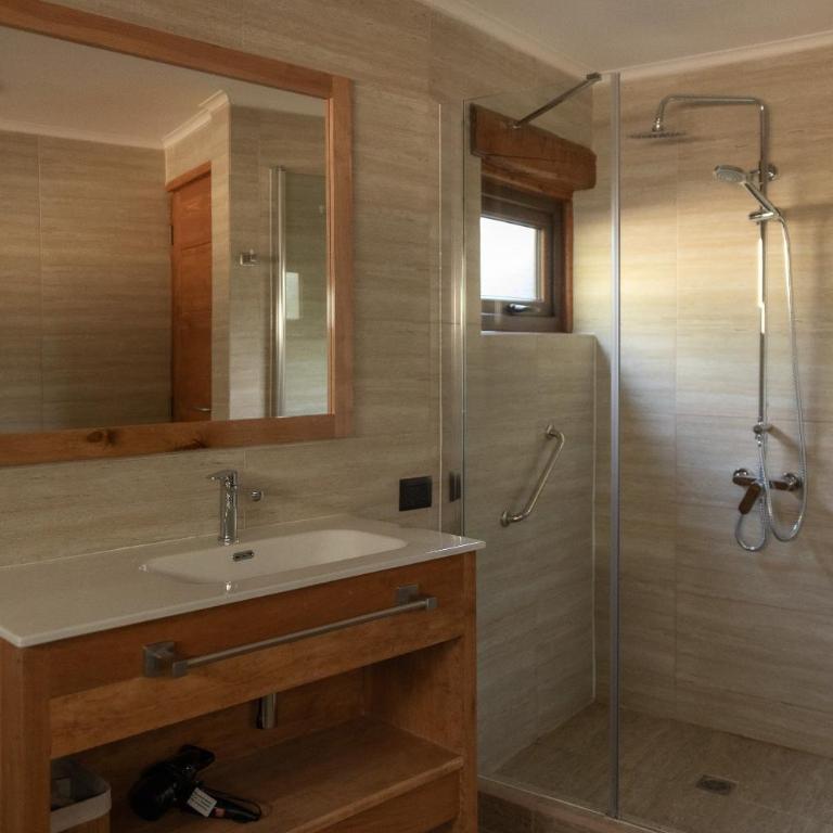 PURA Hotel - Habitación con cama grande y bañera de hidromasaje - 3