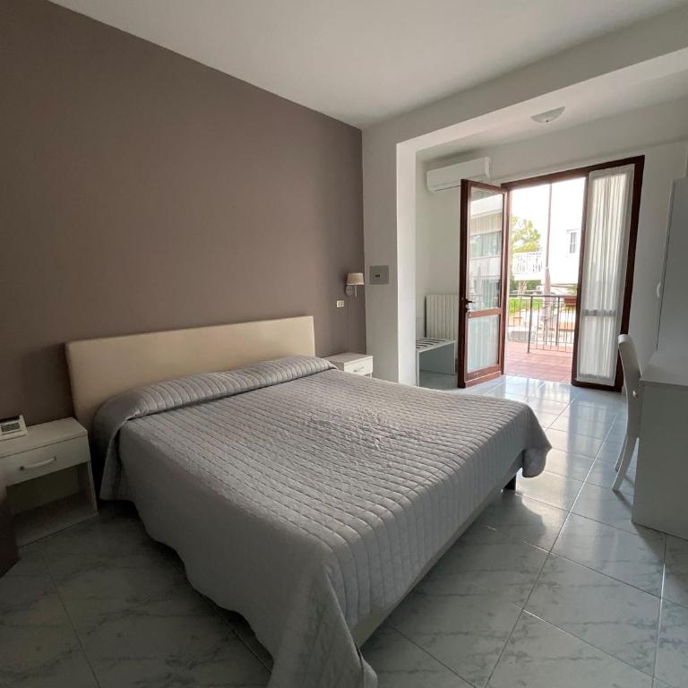 Hotel Saviola - Camera Matrimoniale Comfort con Vista Parziale sul Lago - Dependance - 1