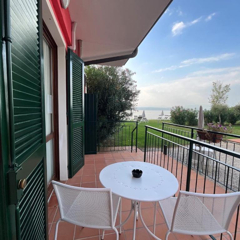 Hotel Saviola - Camera Matrimoniale Comfort con Vista Parziale sul Lago - Dependance - 2