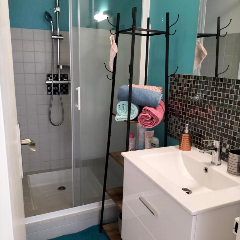 Près des Thermes de Bagnères de Bigorre, loft 3 étoiles, coloré et baigné de lumière - Loft - 21
