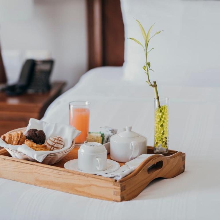 Villa Mercedes Curio Collection By Hilton - Deluxe Room with Two Double Beds - 2
