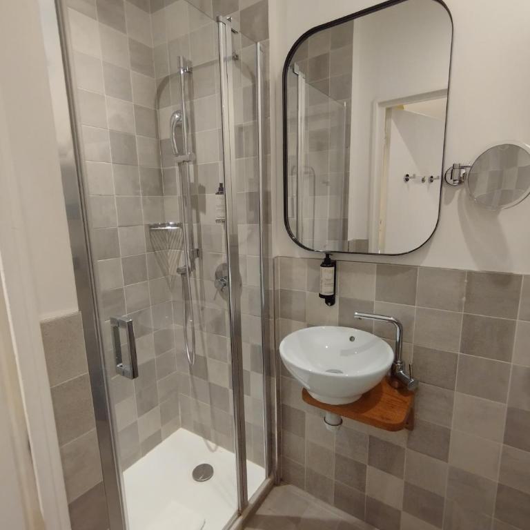 Le Petit Cosy Hôtel - Doppelzimmer mit Queensize-Bett oder 2 Einzelbetten, mit Blick auf den Innenhof - 5