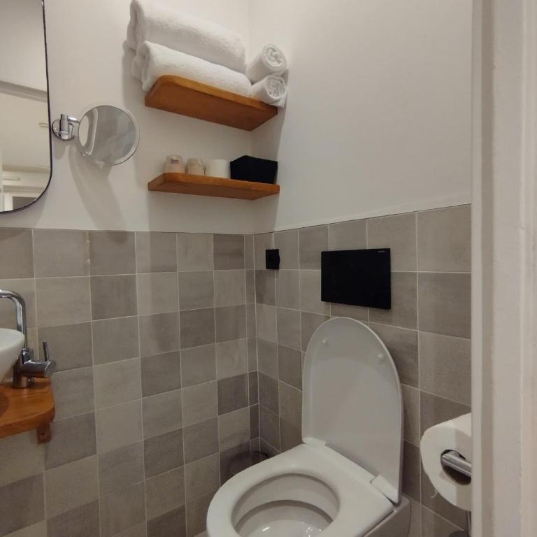 Le Petit Cosy Hôtel - Doppelzimmer mit Queensize-Bett oder 2 Einzelbetten, mit Blick auf den Innenhof - 3