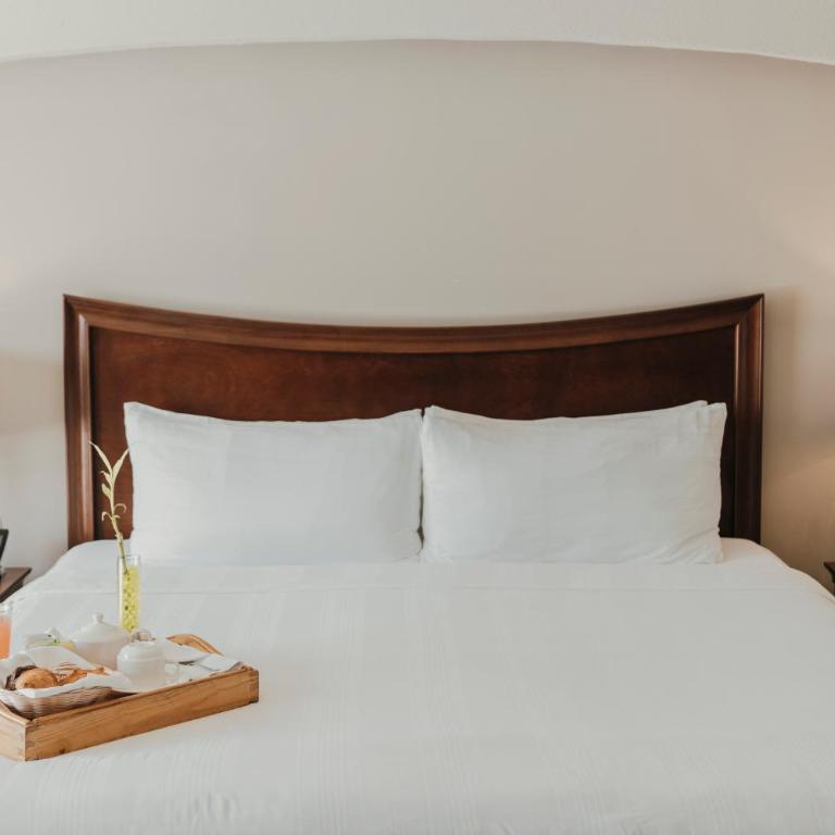 Villa Mercedes Curio Collection By Hilton - Deluxe King Room - 8
