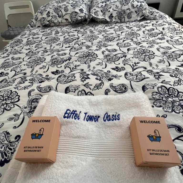Eiffel Tower Oasis 30m from Eiffel Tower - Chambre Double avec Salle de Bains Privative - 17