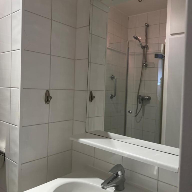 Eiffel Tower Oasis 30m from Eiffel Tower - Chambre Double avec Salle de Bains Privative - 24