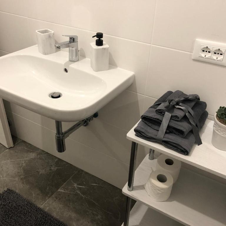 Welcome Milano Guest House - Twin Room with Shared Bathroom - 1