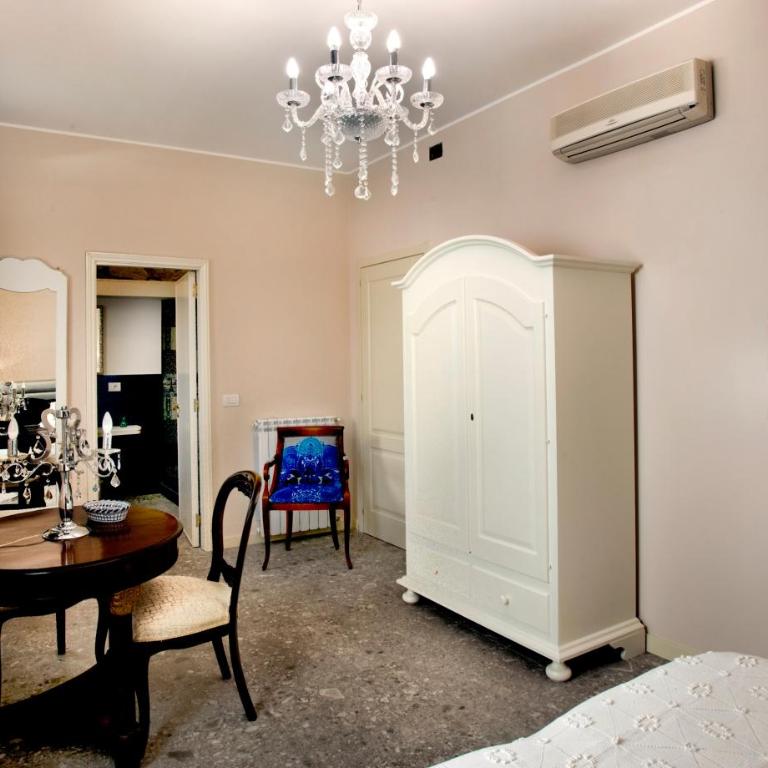 Porta Di Mezzo Luxury Suites & Rooms - Large Double Room - 7