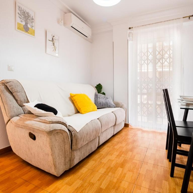 Apartamento cerca del centro y de la estación Santa Justa a pie, 1 plaza de Parking gratis - Three-Bedroom Apartment - 3