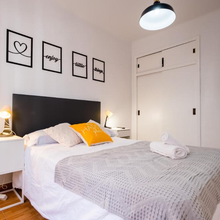 Apartamento cerca del centro y de la estación Santa Justa a pie, 1 plaza de Parking gratis - Three-Bedroom Apartment - 6