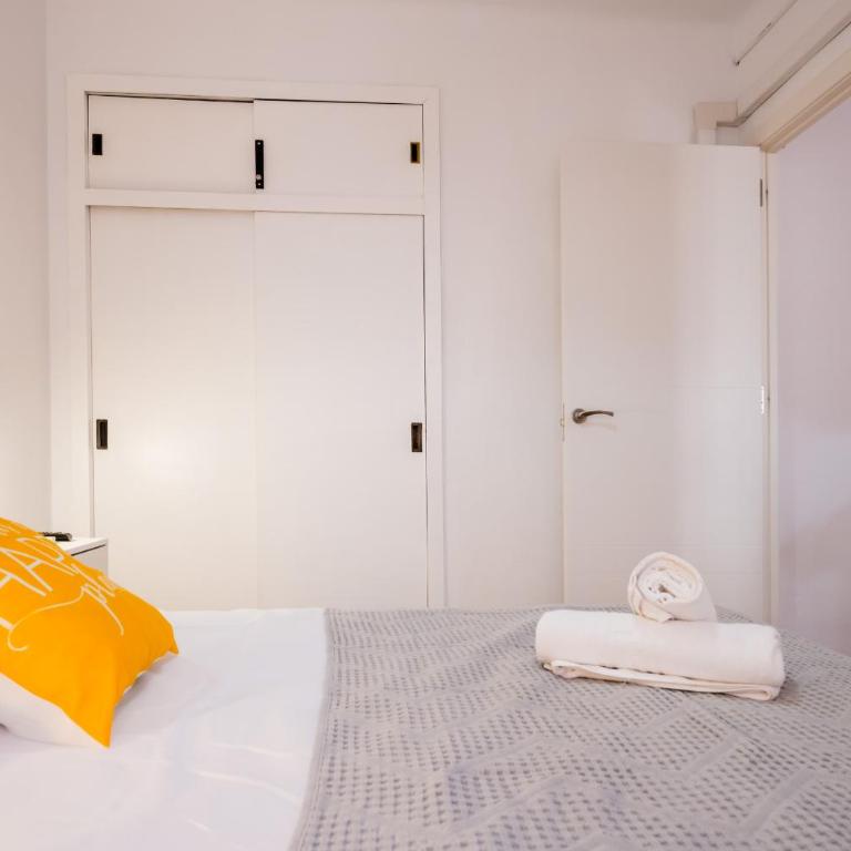 Apartamento cerca del centro y de la estación Santa Justa a pie, 1 plaza de Parking gratis - Three-Bedroom Apartment - 7