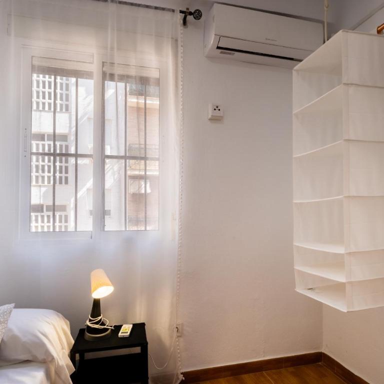 Apartamento cerca del centro y de la estación Santa Justa a pie, 1 plaza de Parking gratis - Three-Bedroom Apartment - 9