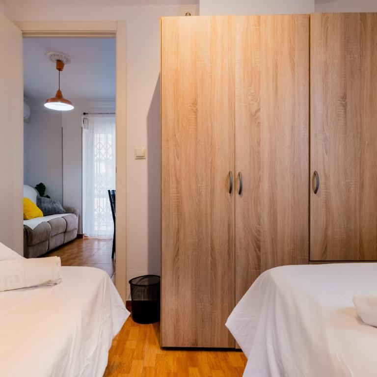 Apartamento cerca del centro y de la estación Santa Justa a pie, 1 plaza de Parking gratis - Three-Bedroom Apartment - 11