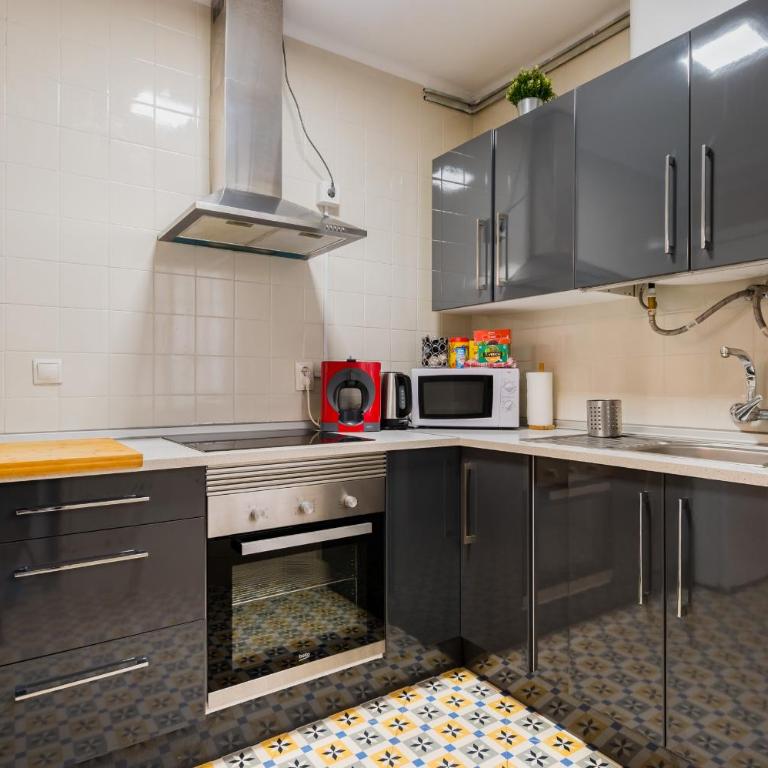 Apartamento cerca del centro y de la estación Santa Justa a pie, 1 plaza de Parking gratis - Three-Bedroom Apartment - 13
