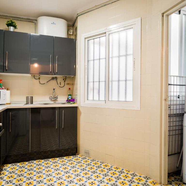 Apartamento cerca del centro y de la estación Santa Justa a pie, 1 plaza de Parking gratis - Three-Bedroom Apartment - 12