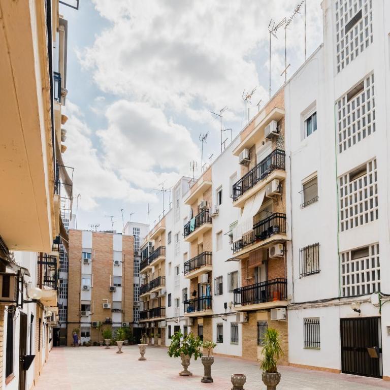 Apartamento cerca del centro y de la estación Santa Justa a pie, 1 plaza de Parking gratis - Three-Bedroom Apartment - 14