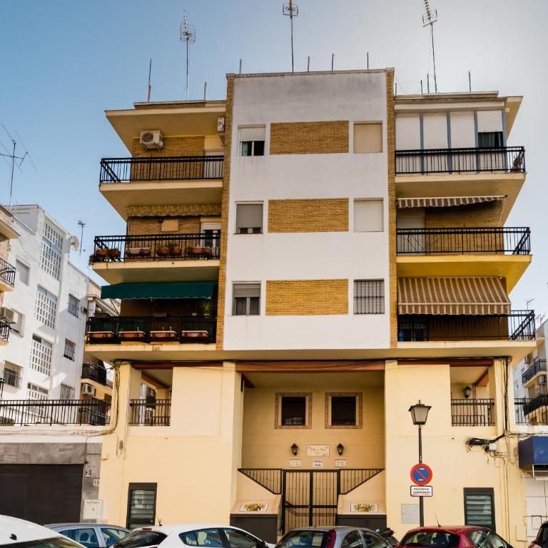 Apartamento cerca del centro y de la estación Santa Justa a pie, 1 plaza de Parking gratis - Three-Bedroom Apartment - 16