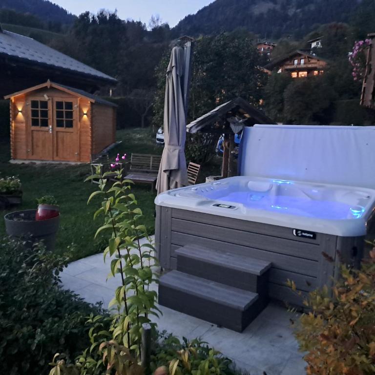 A4 km de Megève très joli studio avec jacuzzi ,vue sur les montagnes au calme - Studio - 9