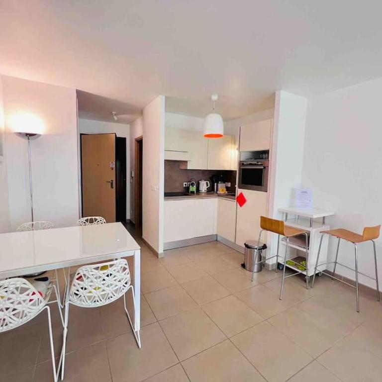 Le White Pearl : Apt 4 Prs, Parking, Clim - Appartement 1 Chambre - 12