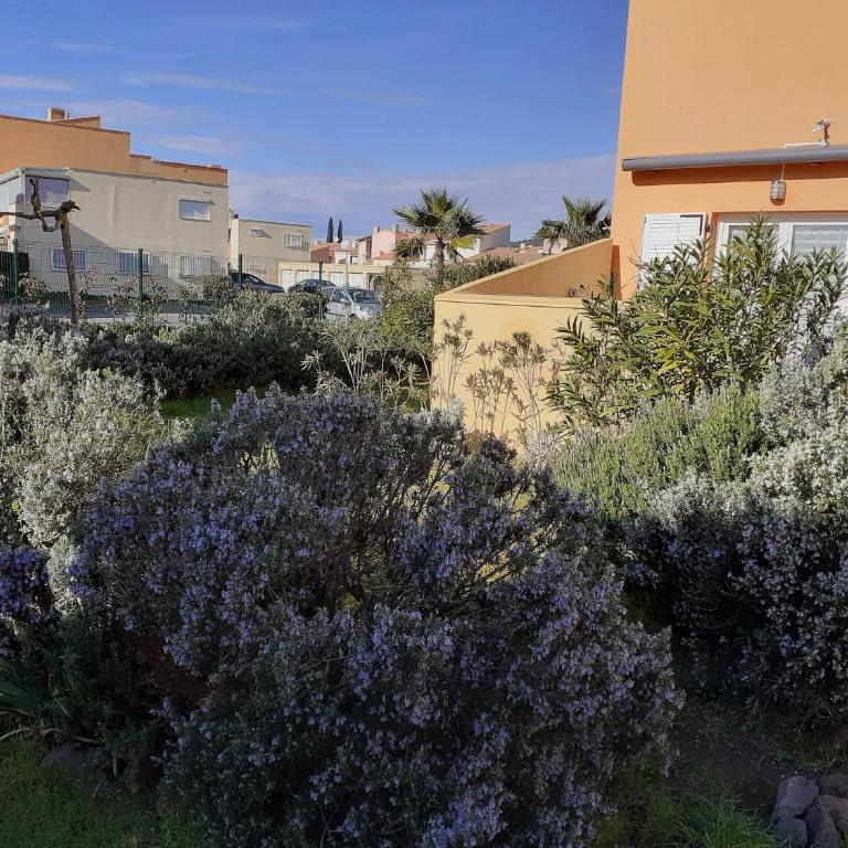 App T2 entièrement rénové en résidence proche à pied de la plage de la Roquille et de tous commerces parking privé gratuit climatisation wifi - One-Bedroom Apartment - 4