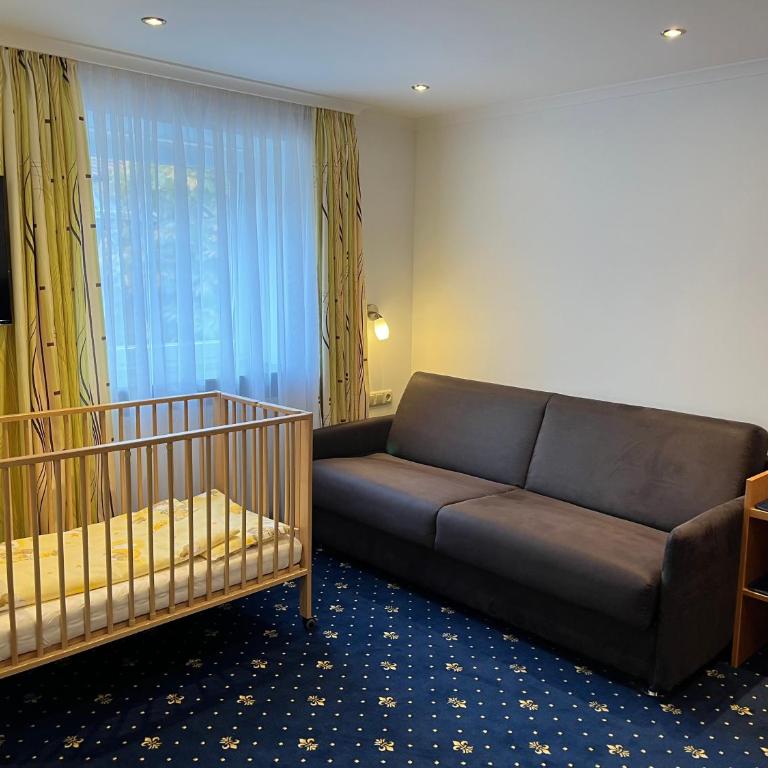 Hotel Post - regionales großes Frühstücksbuffet - auch GF & LF - Superior Familienzimmer - 11