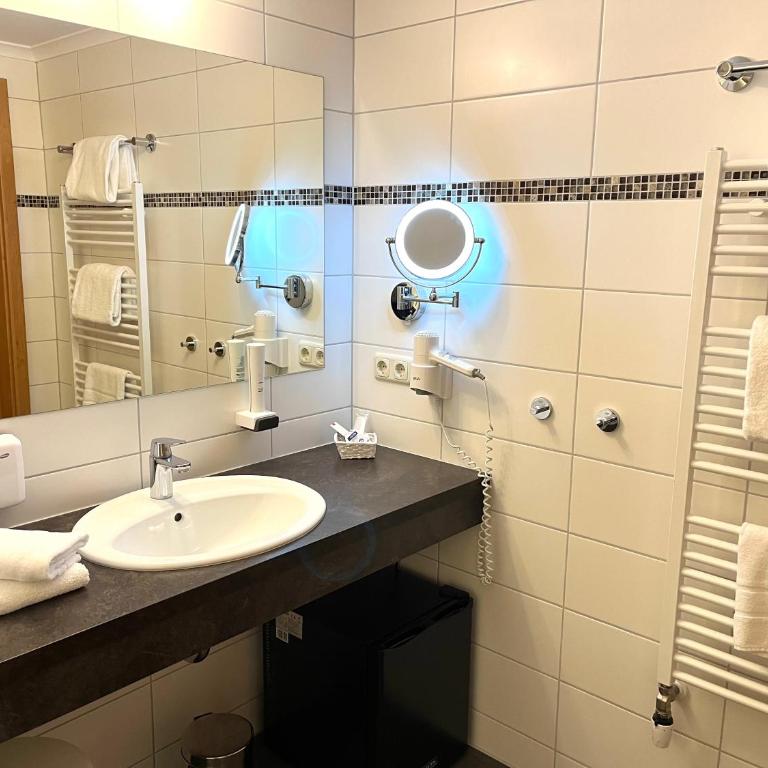 Hotel Post - regionales großes Frühstücksbuffet - auch GF & LF - Superior Familienzimmer - 8