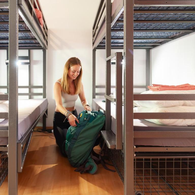 Balmers Hostel - Cama en habitación compartida femenina con 6 camas - 1