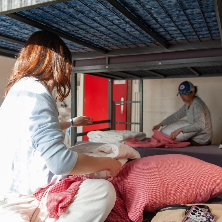 Balmers Hostel - Cama en habitación compartida femenina con 6 camas - 2