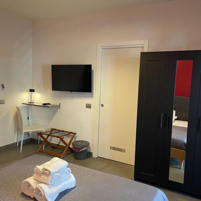Stella Rooms - Double Room with Private Bathroom - 8